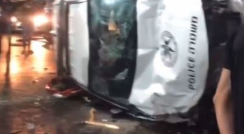 انقلاب سيارة شرطة، واصابة شرطيين خلال مطاردة في عبيلن